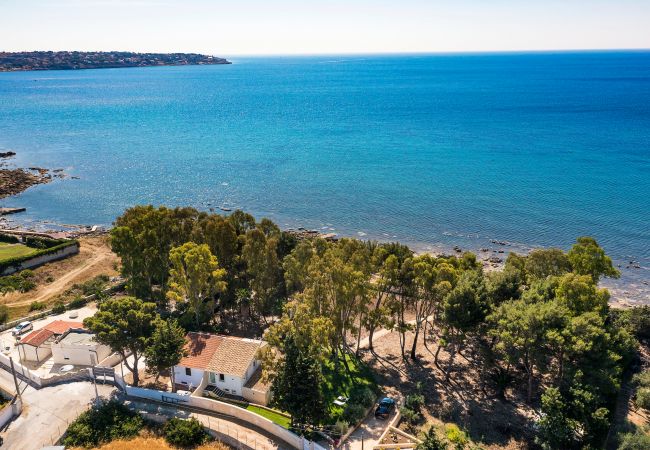 House in Siracusa - Sea front villa ,direct access to the rocky beach, Siracusa, Sicily House in Siracusa - Sea front villa ,direct access to the rocky beach, Siracusa, Sicily