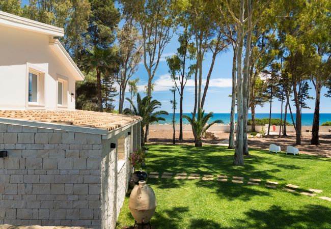 House in Siracusa - Sea front villa ,direct access to the rocky beach, Siracusa, Sicily House in Siracusa - Sea front villa ,direct access to the rocky beach, Siracusa, Sicily