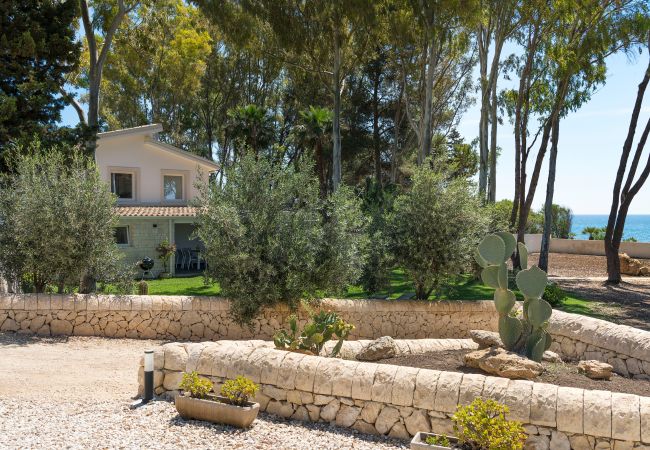 House in Siracusa - Sea front villa ,direct access to the rocky beach, Siracusa, Sicily House in Siracusa - Sea front villa ,direct access to the rocky beach, Siracusa, Sicily