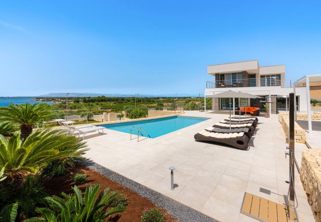 Villa in Siracusa - Luxury sea front villa with pool, Plemmirio, Syracuse Villa in Siracusa - Luxury sea front villa with pool, Plemmirio, Syracuse