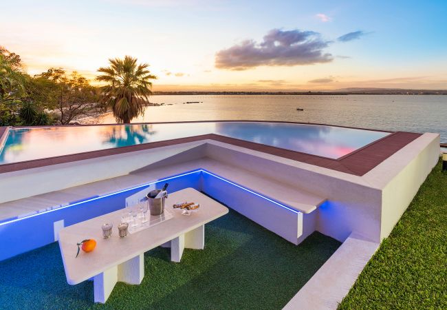 Villa in Siracusa - Luxury  villa with pool, Jacuzzi and direct access to the sea, Di Casa In SIcilia Villa in Siracusa - Luxury  villa with pool, Jacuzzi and direct access to the sea, Di Casa In SIcilia