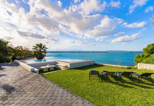 Villa in Siracusa - Luxury  villa with pool, Jacuzzi and direct access to the sea, Di Casa In SIcilia Villa in Siracusa - Luxury  villa with pool, Jacuzzi and direct access to the sea, Di Casa In SIcilia