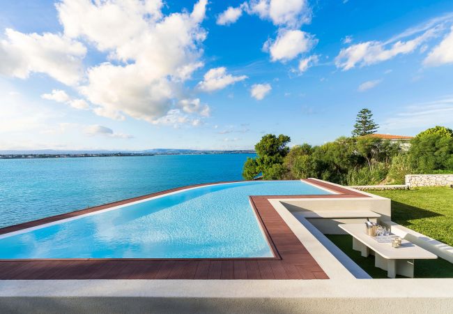 Villa in Siracusa - Luxury  villa with pool, Jacuzzi and direct access to the sea, Di Casa In SIcilia Villa in Siracusa - Luxury  villa with pool, Jacuzzi and direct access to the sea, Di Casa In SIcilia