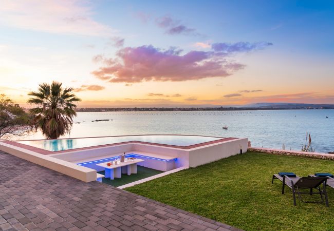 Villa in Siracusa - Luxury  villa with pool, Jacuzzi and direct access to the sea, Di Casa In SIcilia Villa in Siracusa - Luxury  villa with pool, Jacuzzi and direct access to the sea, Di Casa In SIcilia