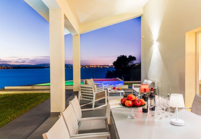 Villa in Siracusa - Luxury  villa with pool, Jacuzzi and direct access to the sea, Di Casa In SIcilia Villa in Siracusa - Luxury  villa with pool, Jacuzzi and direct access to the sea, Di Casa In SIcilia