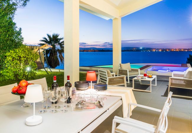 Villa in Siracusa - Luxury  villa with pool, Jacuzzi and direct access to the sea, Di Casa In SIcilia Villa in Siracusa - Luxury  villa with pool, Jacuzzi and direct access to the sea, Di Casa In SIcilia