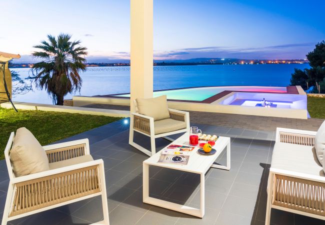 Villa in Siracusa - Luxury  villa with pool, Jacuzzi and direct access to the sea, Di Casa In SIcilia Villa in Siracusa - Luxury  villa with pool, Jacuzzi and direct access to the sea, Di Casa In SIcilia