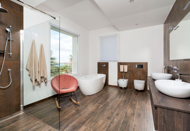 Villa in Siracusa - Luxury  villa with pool, Jacuzzi and direct access to the sea, Di Casa In SIcilia Villa in Siracusa - Luxury  villa with pool, Jacuzzi and direct access to the sea, Di Casa In SIcilia