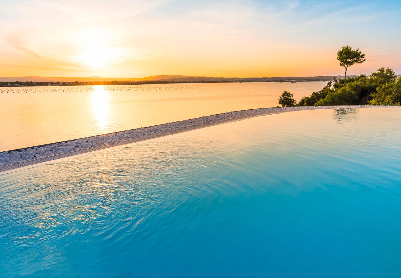 Villa in Syracuse - Luxury  villa with pool, Jacuzzi and direct access to the sea, Di Casa In Sicilia