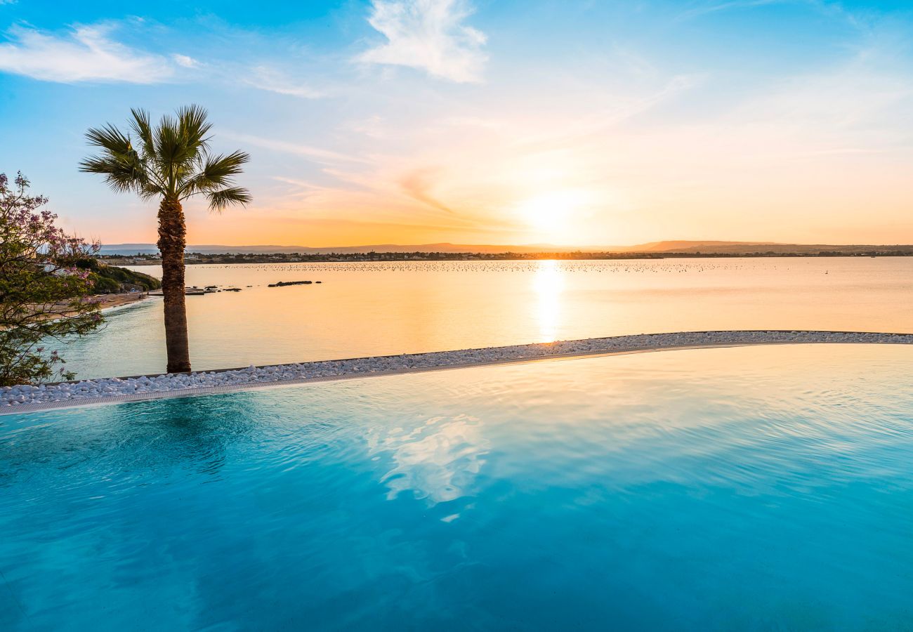 Villa in Syracuse - Luxury  villa with pool, Jacuzzi and direct access to the sea, Di Casa In Sicilia