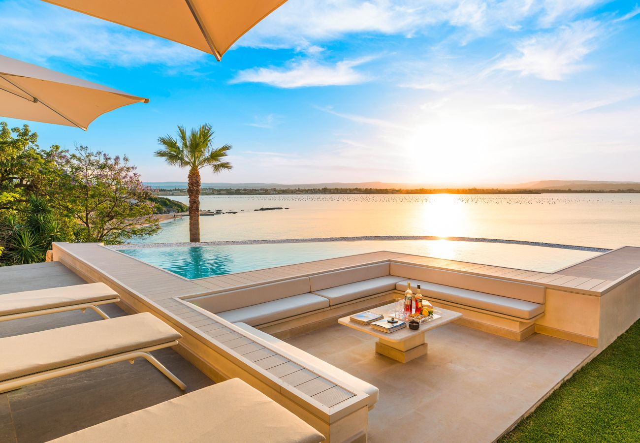 Villa in Syracuse - Luxury  villa with pool, Jacuzzi and direct access to the sea, Di Casa In Sicilia
