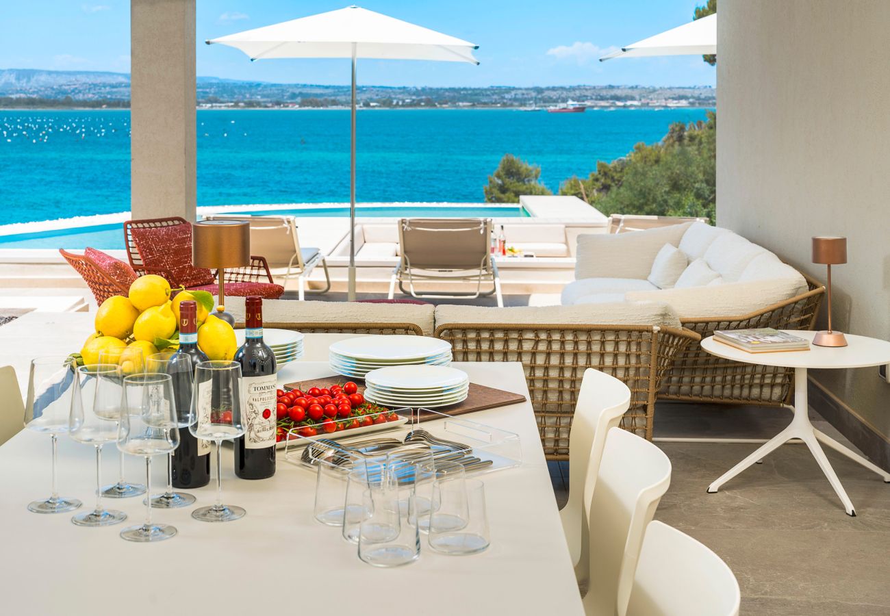 Villa in Syracuse - Luxury  villa with pool, Jacuzzi and direct access to the sea, Di Casa In Sicilia