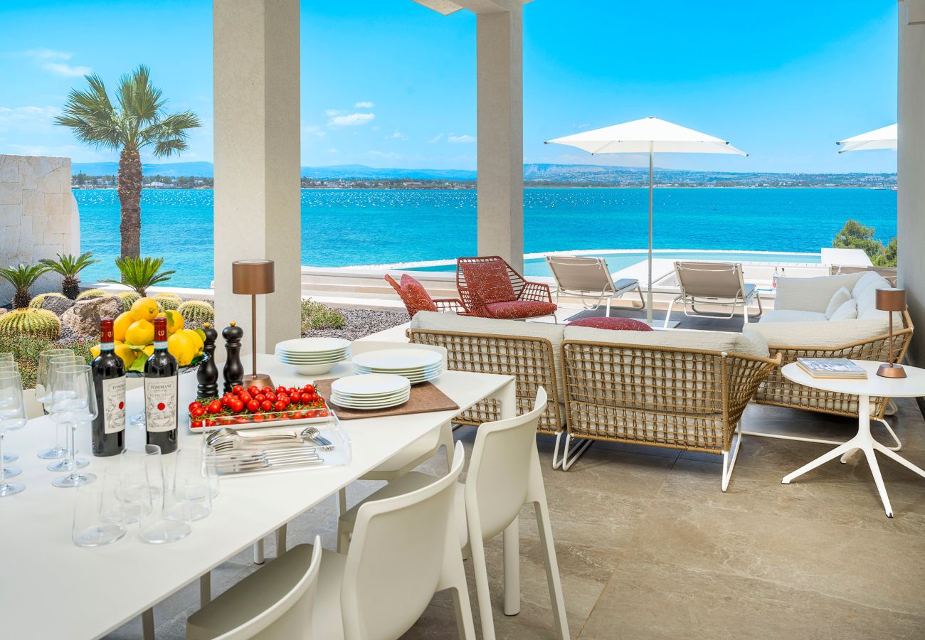 Villa in Syracuse - Luxury  villa with pool, Jacuzzi and direct access to the sea, Di Casa In Sicilia