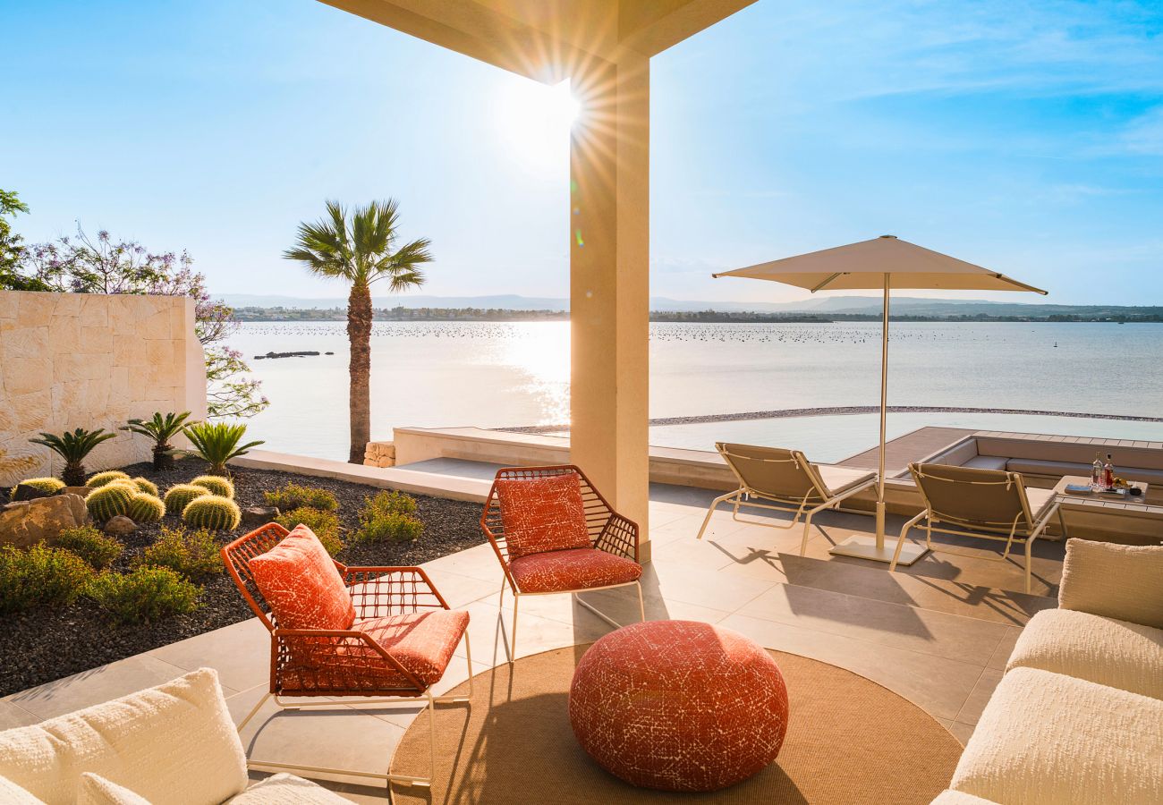 Villa in Syracuse - Luxury  villa with pool, Jacuzzi and direct access to the sea, Di Casa In Sicilia