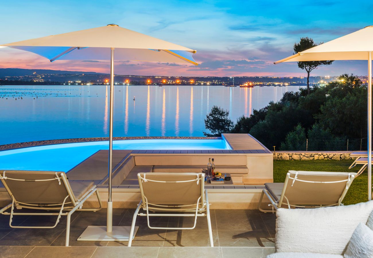 Villa in Syracuse - Luxury  villa with pool, Jacuzzi and direct access to the sea, Di Casa In Sicilia