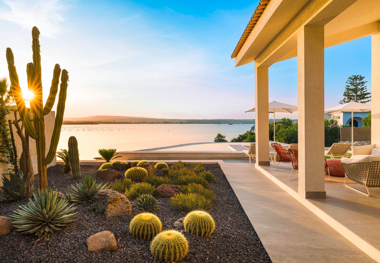 Villa in Syracuse - Luxury  villa with pool, Jacuzzi and direct access to the sea, Di Casa In Sicilia