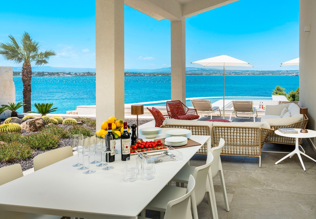 Villa in Syracuse - Luxury  villa with pool, Jacuzzi and direct access to the sea, Di Casa In Sicilia