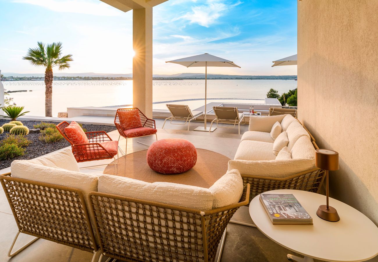 Villa in Syracuse - Luxury  villa with pool, Jacuzzi and direct access to the sea, Di Casa In Sicilia