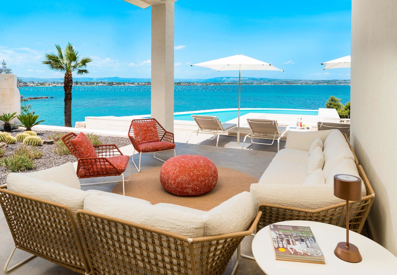 Villa in Syracuse - Luxury  villa with pool, Jacuzzi and direct access to the sea, Di Casa In Sicilia