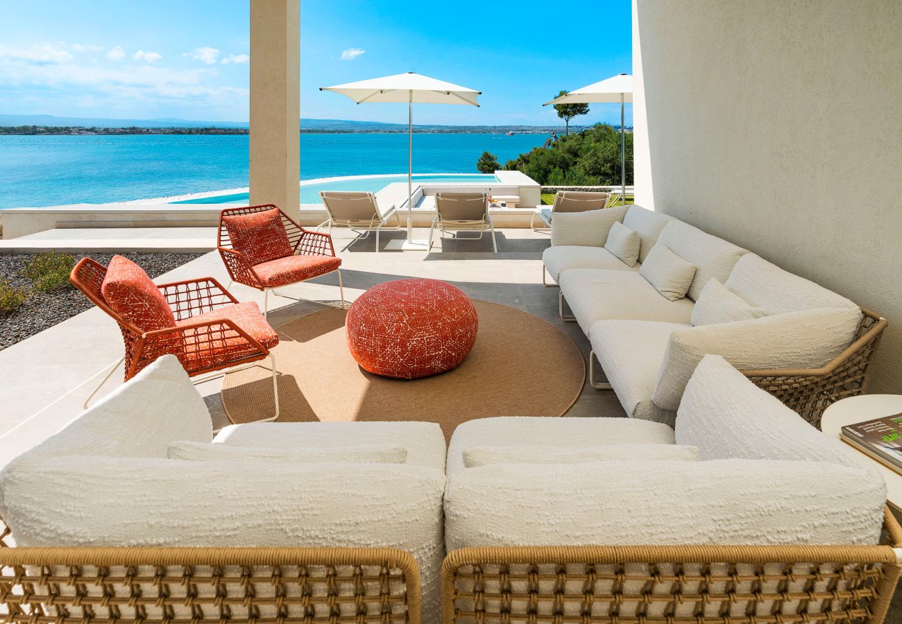 Villa in Syracuse - Luxury  villa with pool, Jacuzzi and direct access to the sea, Di Casa In Sicilia