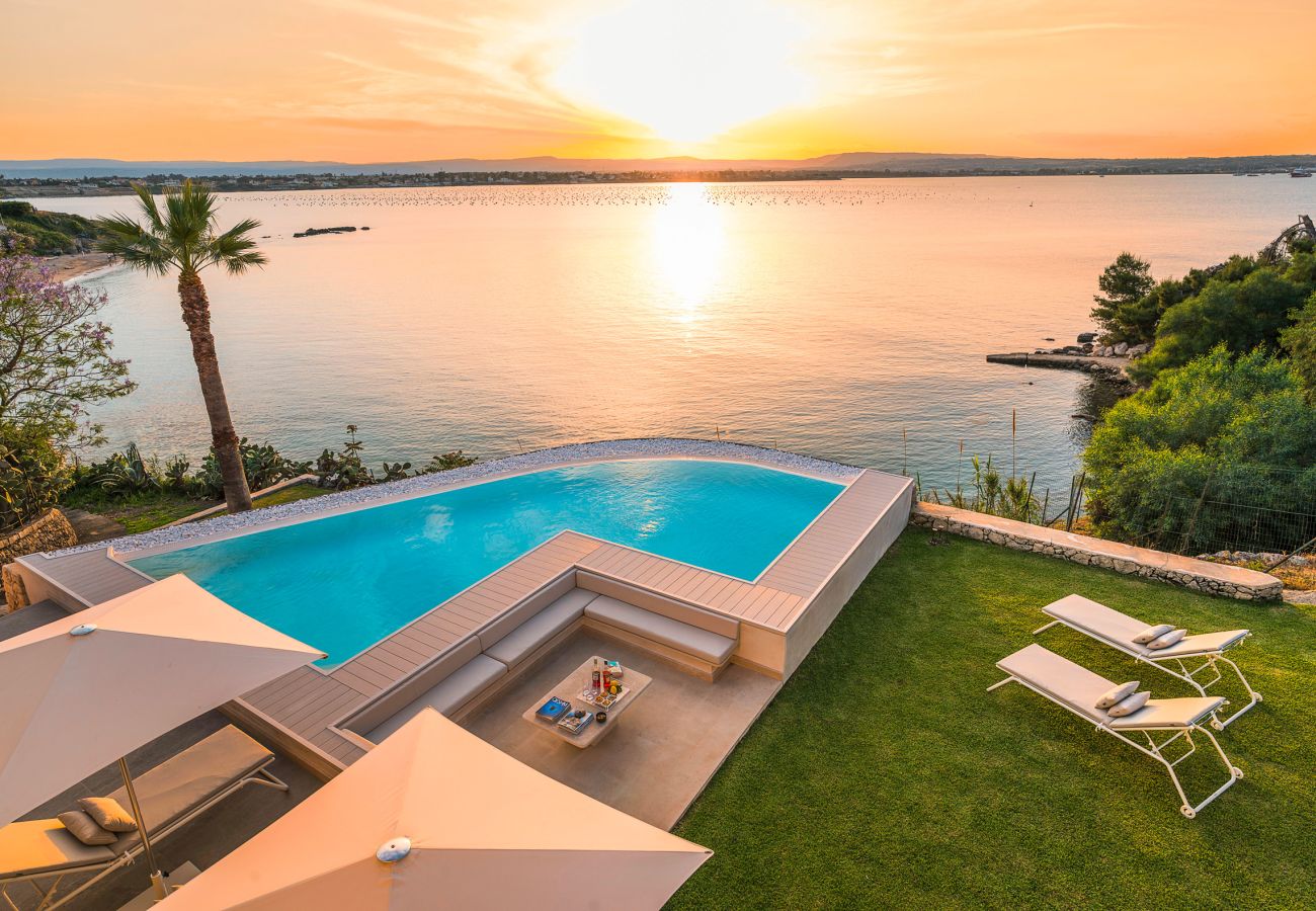 Villa in Syracuse - Luxury  villa with pool, Jacuzzi and direct access to the sea, Di Casa In Sicilia