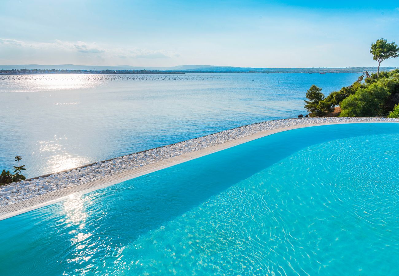 Villa in Syracuse - Luxury  villa with pool, Jacuzzi and direct access to the sea, Di Casa In Sicilia