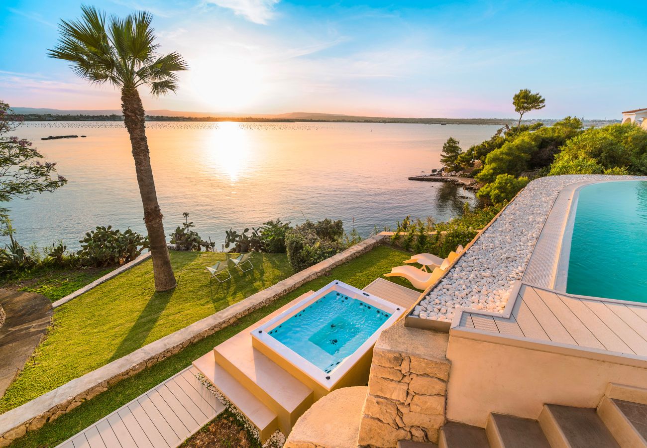 Villa in Syracuse - Luxury  villa with pool, Jacuzzi and direct access to the sea, Di Casa In Sicilia