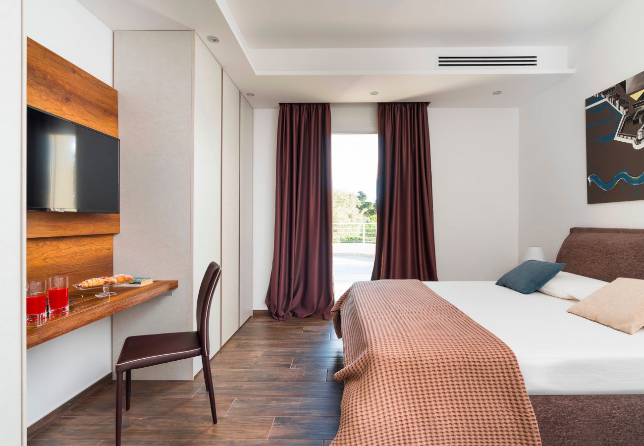 Villa in Syracuse - Luxury  villa with pool, Jacuzzi and direct access to the sea, Di Casa In Sicilia