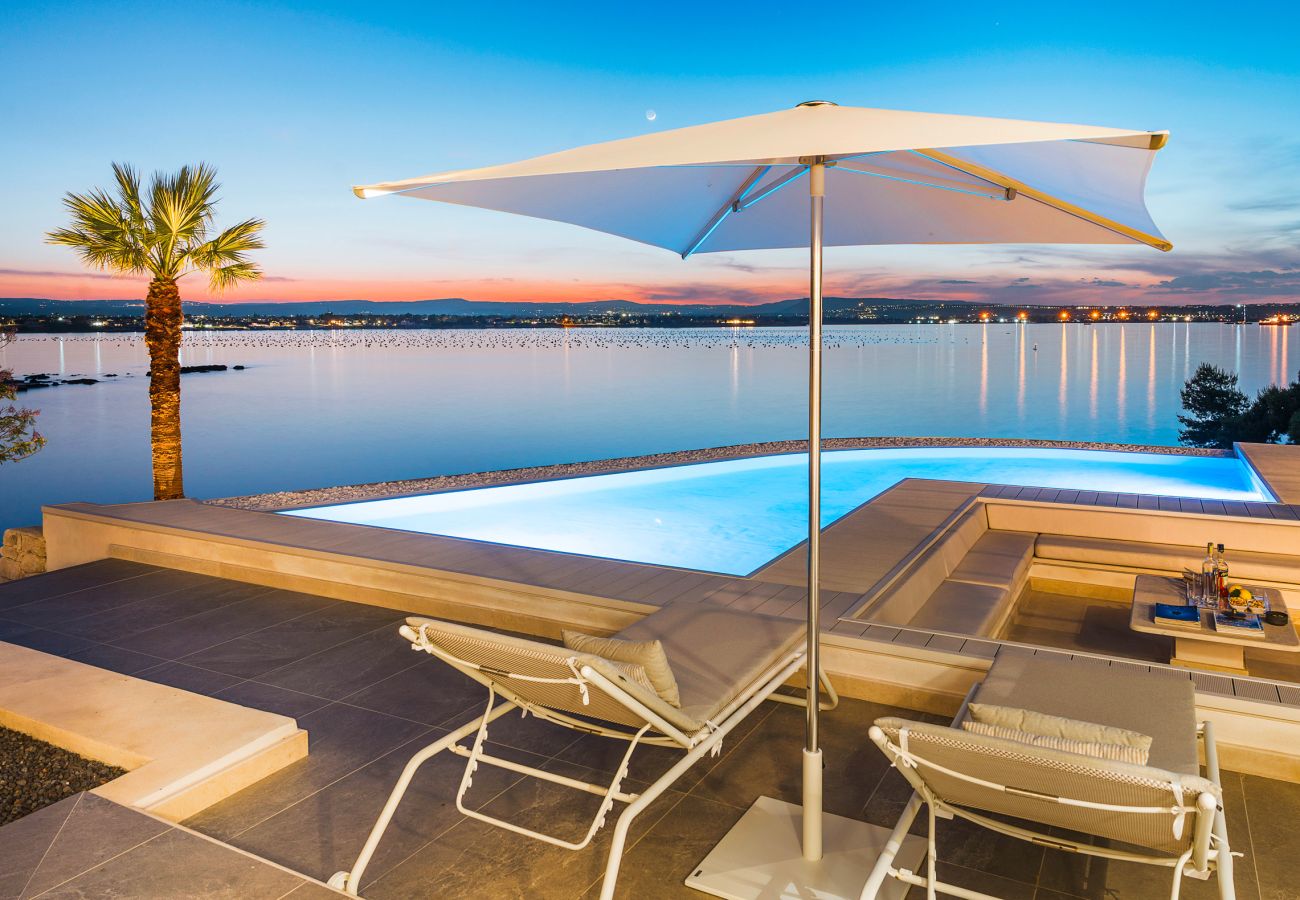 Villa in Syracuse - Luxury  villa with pool, Jacuzzi and direct access to the sea, Di Casa In Sicilia
