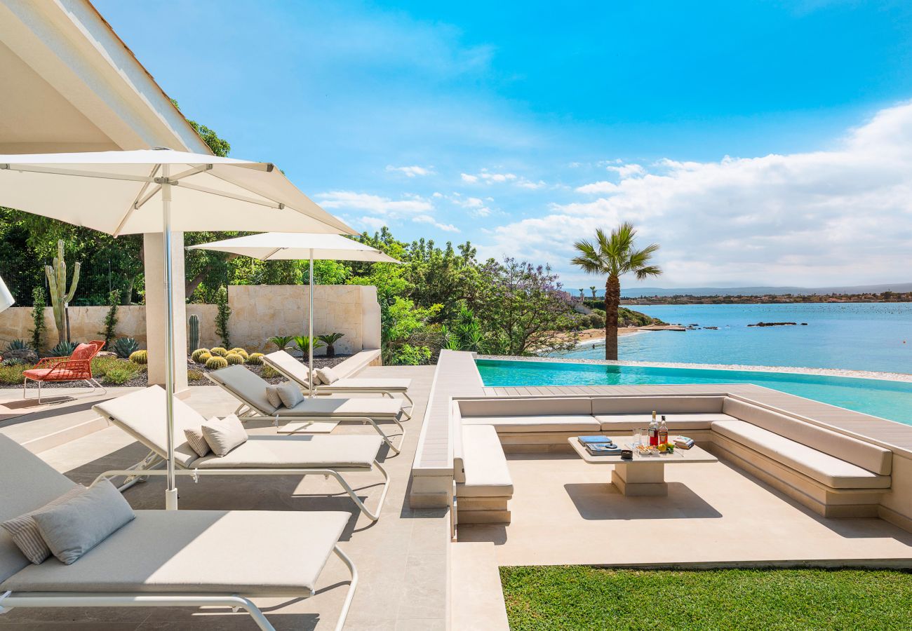 Villa in Syracuse - Luxury  villa with pool, Jacuzzi and direct access to the sea, Di Casa In Sicilia