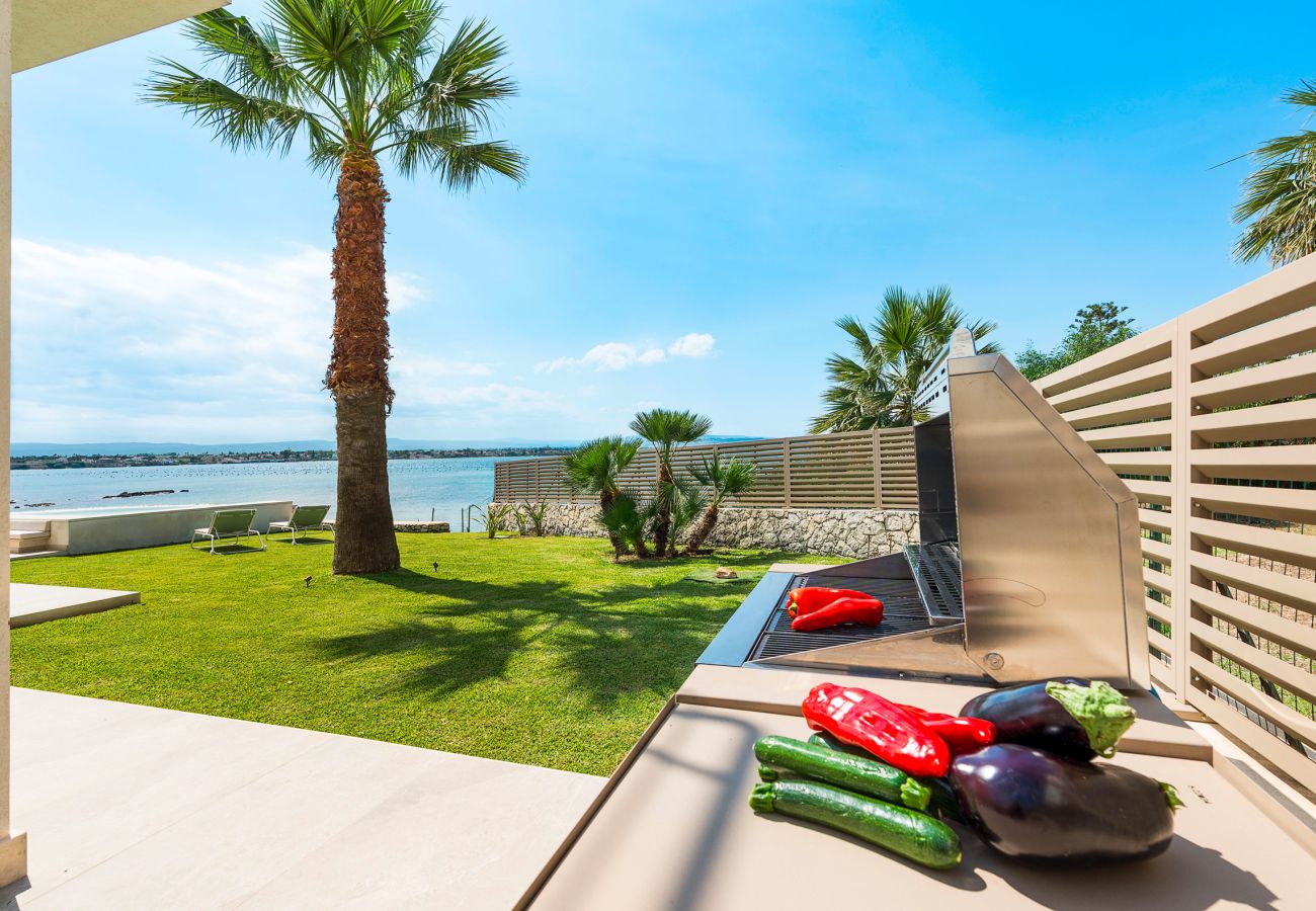 Villa in Syracuse - Luxury  villa with pool, Jacuzzi and direct access to the sea, Di Casa In Sicilia