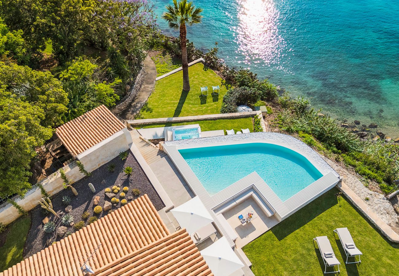 Villa in Syracuse - Luxury  villa with pool, Jacuzzi and direct access to the sea, Di Casa In Sicilia