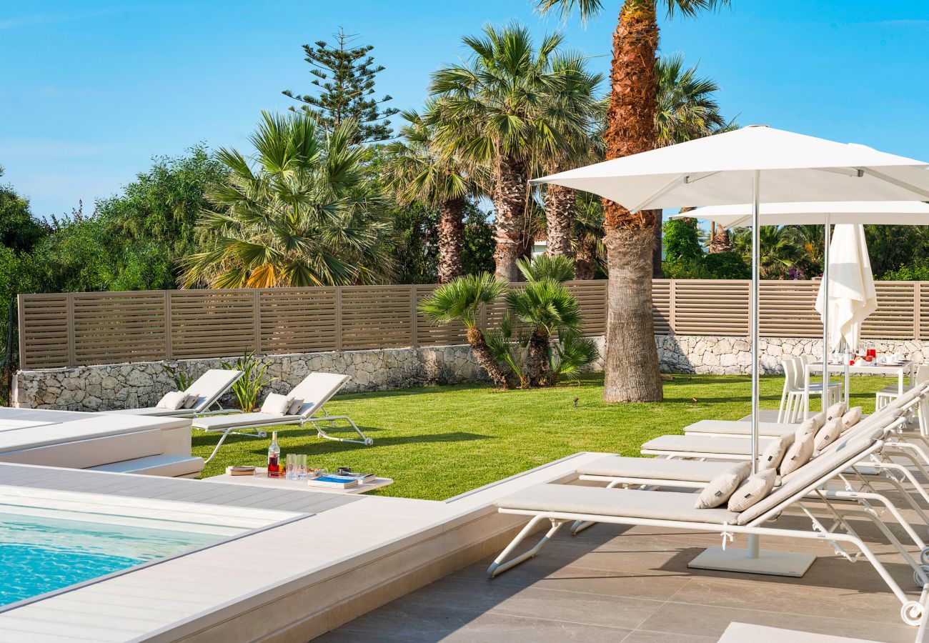 Villa in Syracuse - Luxury  villa with pool, Jacuzzi and direct access to the sea, Di Casa In Sicilia