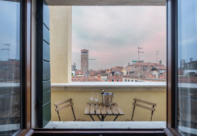  in Santa Croce - Bright Apartment on Venetian Roofs R&R