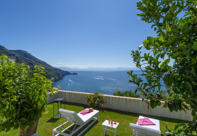 Villa in Praiano - Villa Ecuba - Villa for groups in a strategic position Villa in Praiano - Villa Ecuba - Villa for groups in a strategic position