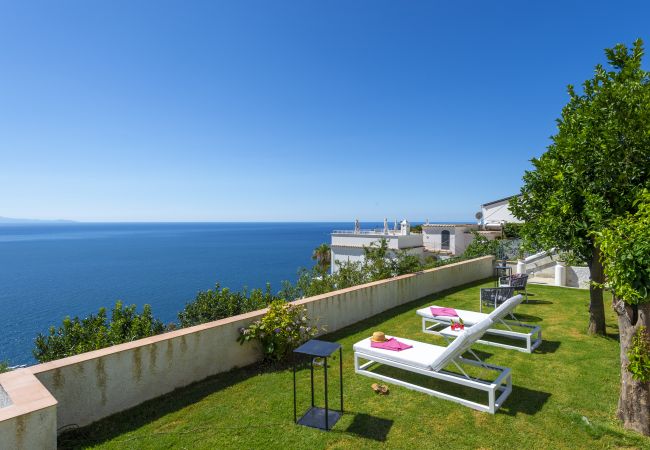 Villa in Praiano - Villa Ecuba - Villa for groups in a strategic position Villa in Praiano - Villa Ecuba - Villa for groups in a strategic position