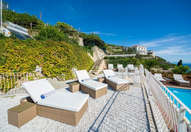 Villa in Maiori - Luxury Villa Vittoria- Villa with garden, swimming pool and jacuzzi overlooking the sea Villa in Maiori - Luxury Villa Vittoria- Villa with garden, swimming pool and jacuzzi overlooking the sea