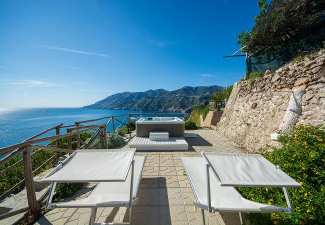 Villa in Maiori - Luxury Villa Vittoria- Villa with garden, swimming pool and jacuzzi overlooking the sea Villa in Maiori - Luxury Villa Vittoria- Villa with garden, swimming pool and jacuzzi overlooking the sea