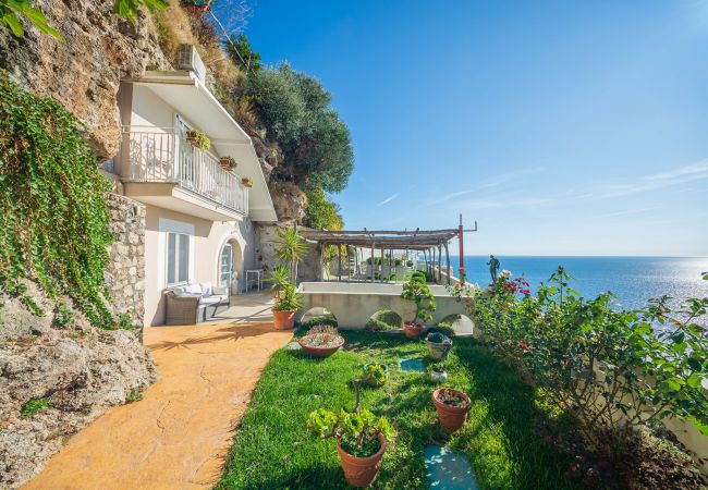 Villa in Maiori - Luxury Villa Vittoria- Villa with garden, swimming pool and jacuzzi overlooking the sea Villa in Maiori - Luxury Villa Vittoria- Villa with garden, swimming pool and jacuzzi overlooking the sea
