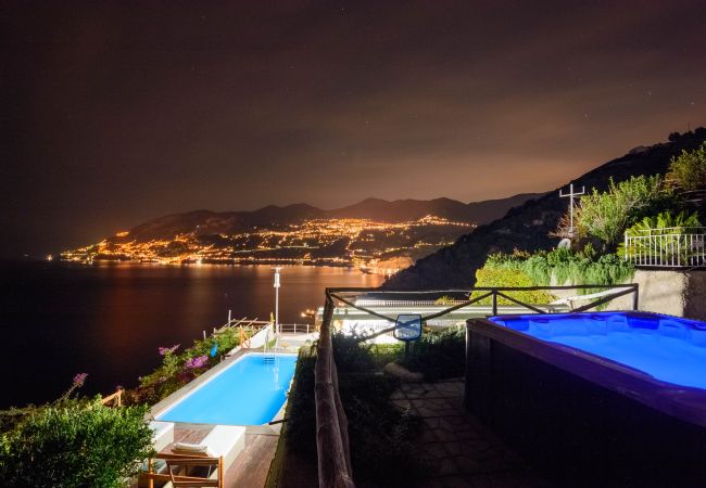 Villa in Maiori - Luxury Villa Vittoria- Villa with garden, swimming pool and jacuzzi overlooking the sea Villa in Maiori - Luxury Villa Vittoria- Villa with garden, swimming pool and jacuzzi overlooking the sea