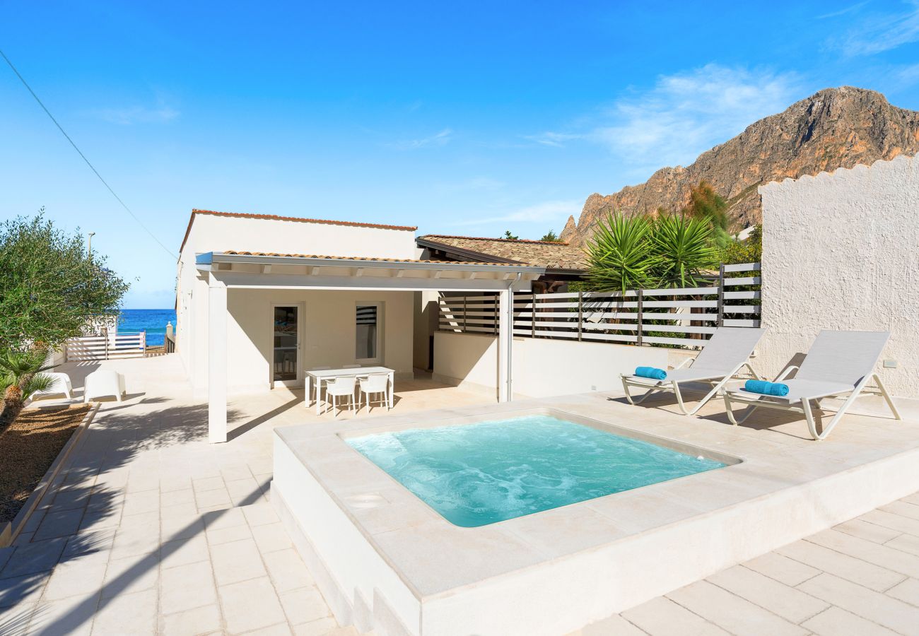 Apartment in Custonaci - Apartment with small pool and sea 50 meters away
