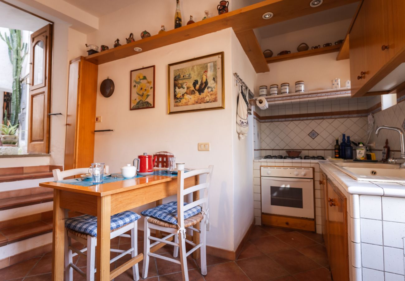 Apartment in Sperlonga - Casa IDIA – Life in the old town alleys with comfort and light