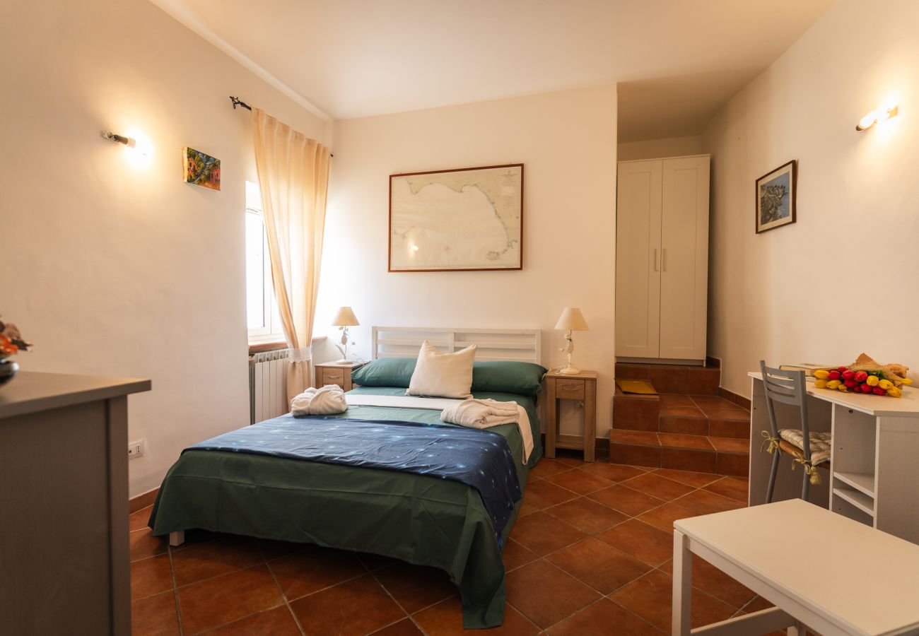 Apartment in Sperlonga - Casa IDIA – Life in the old town alleys with comfort and light