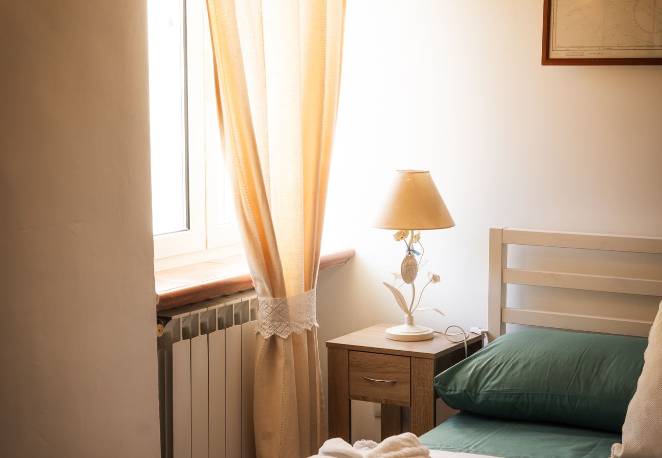 Apartment in Sperlonga - Casa IDIA – Life in the old town alleys with comfort and light